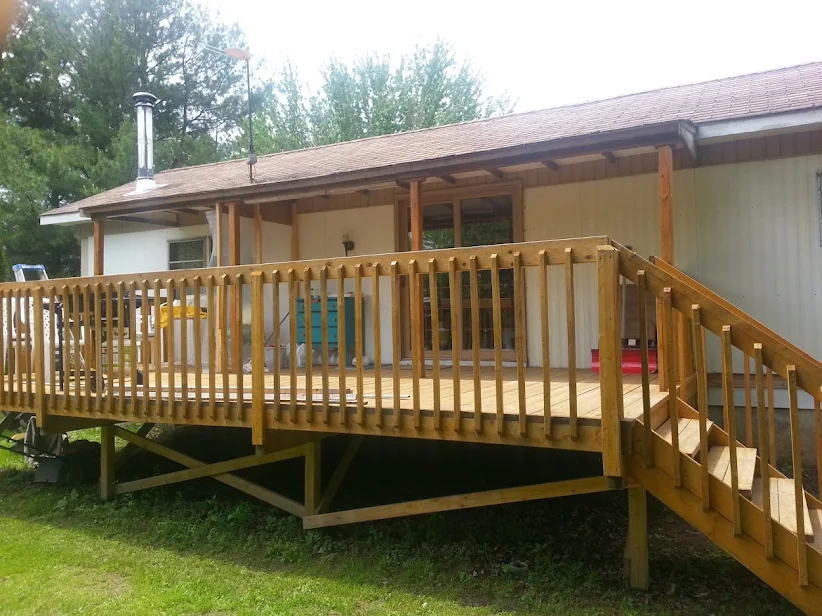 Terrasse en bois traité avec rampe — agrandissement résidentiel