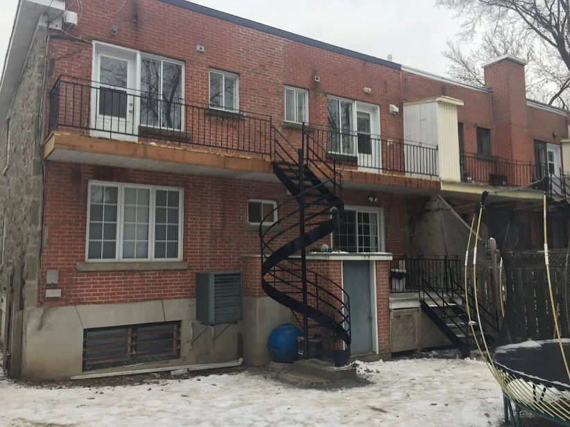 Escalier en colimaçon noir — rénovation d'immeuble résidentiel
