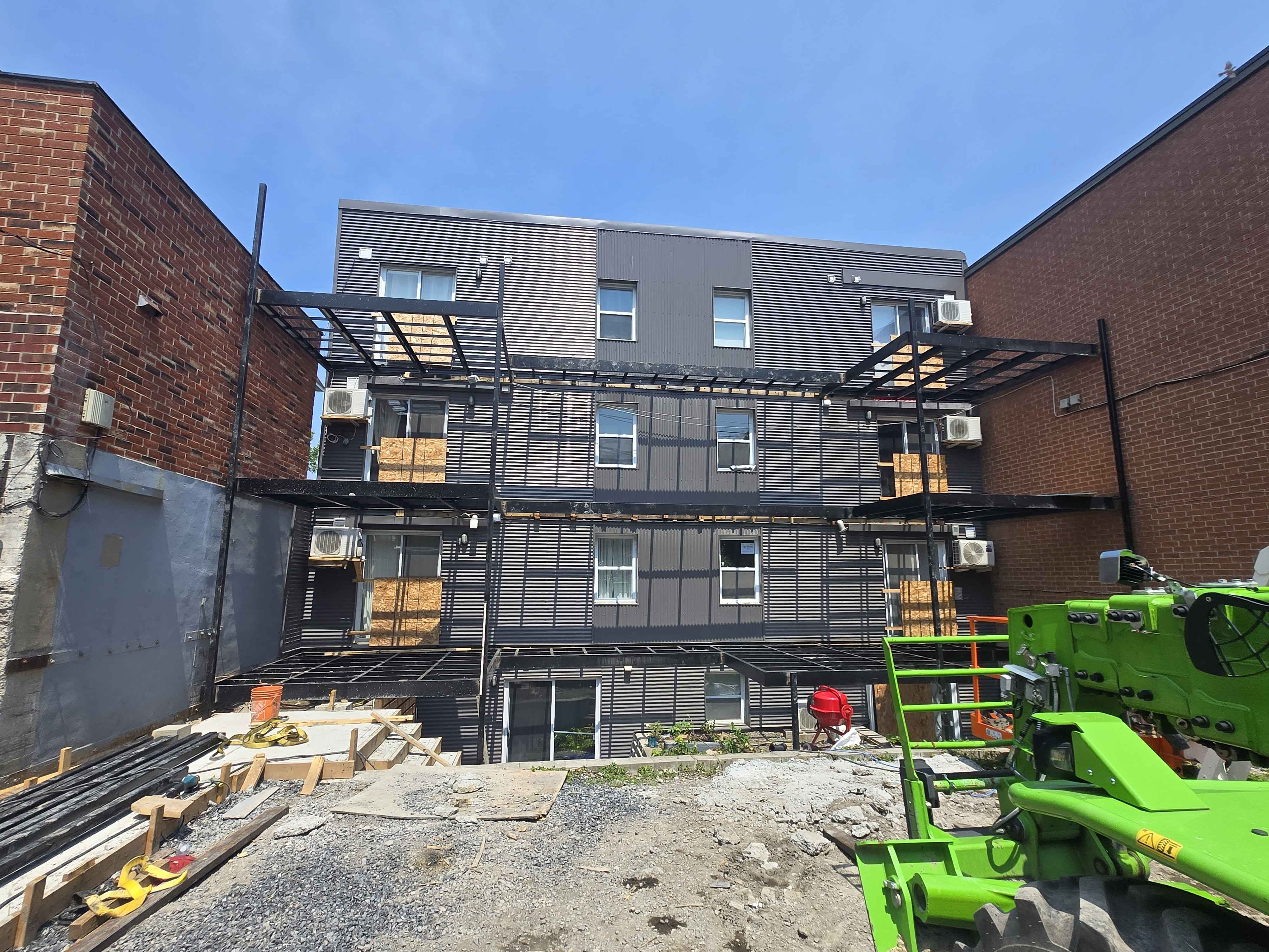 Immeuble multi-logements avec bardage métallique gris en cours de construction