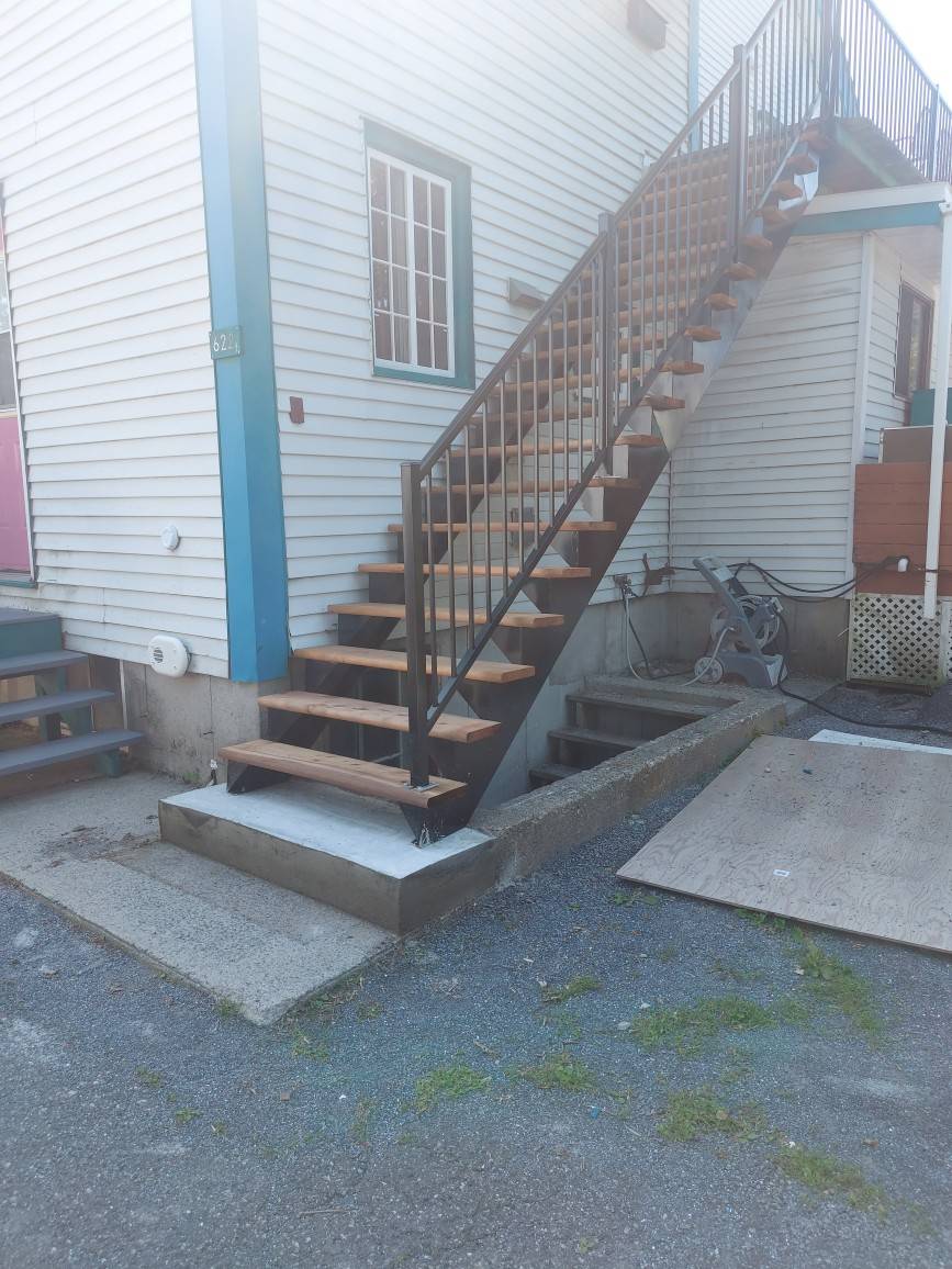 Escalier extérieur en acier et bois traité — installation résidentielle
